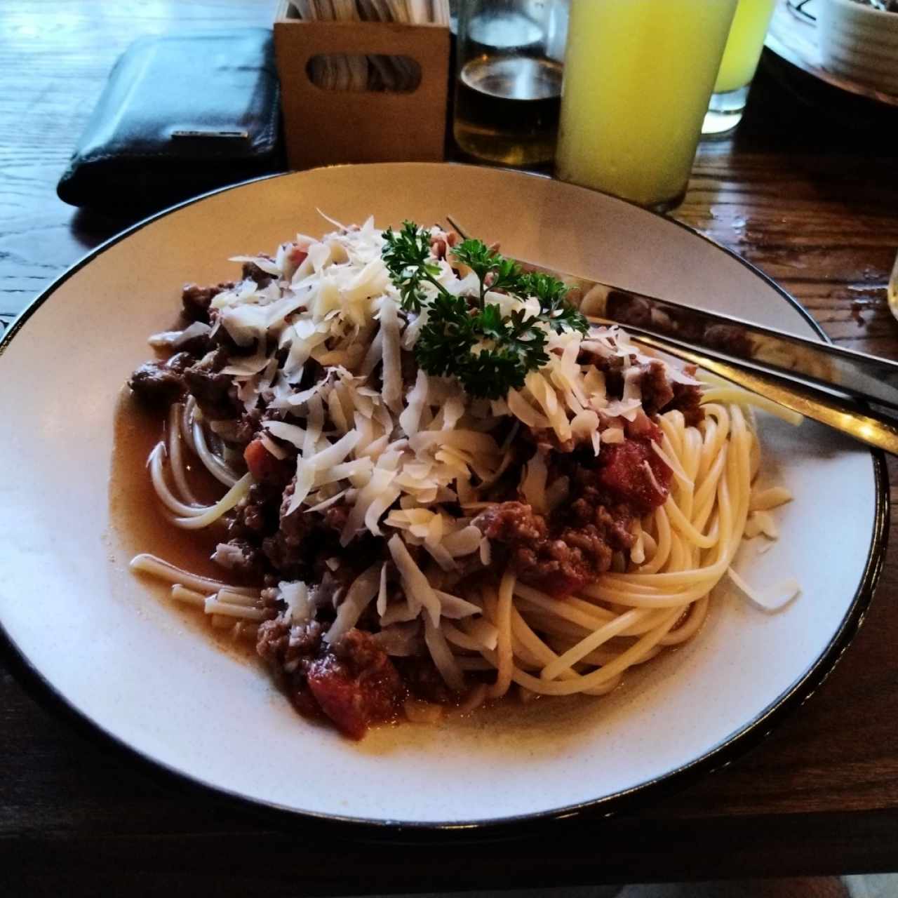 Espagueti con ragú de Res y parmesano. 
