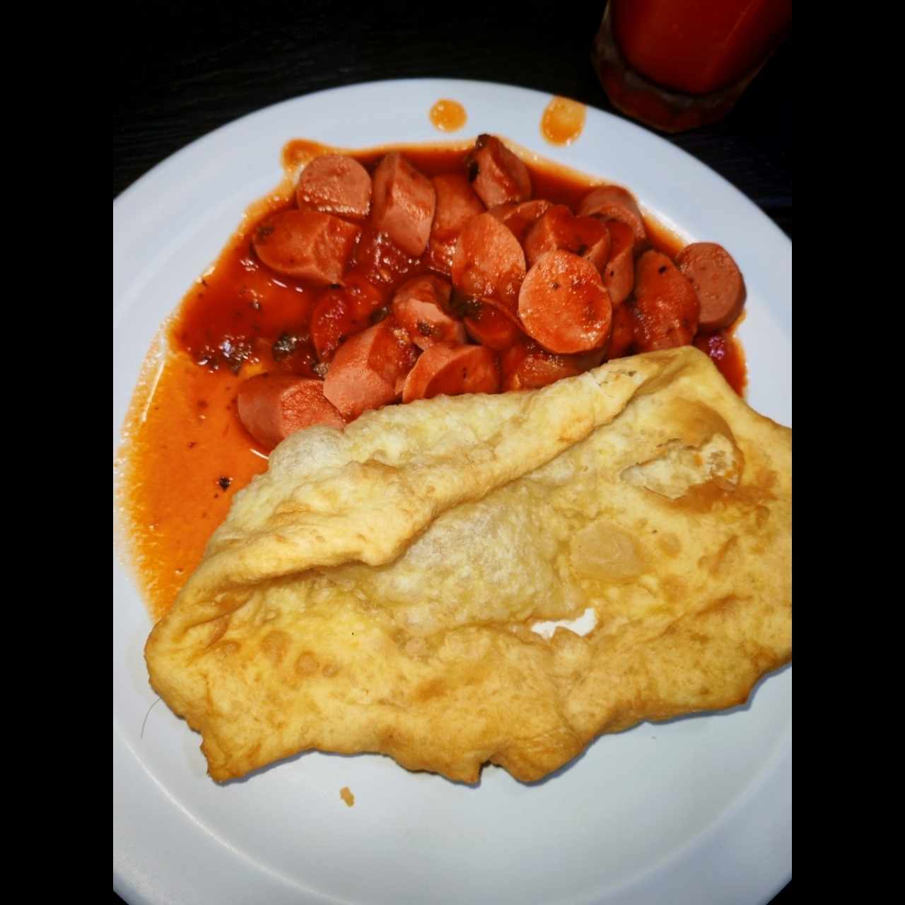 Salchicha guisada con hojaldre