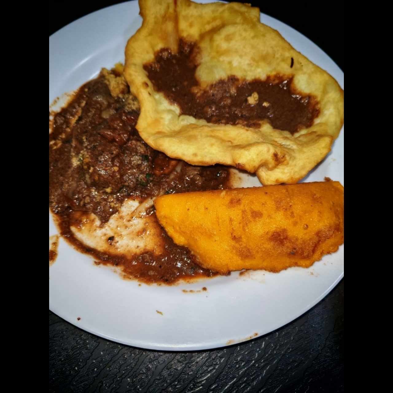Bistec de hígado con hojaldre y empanada de maiz