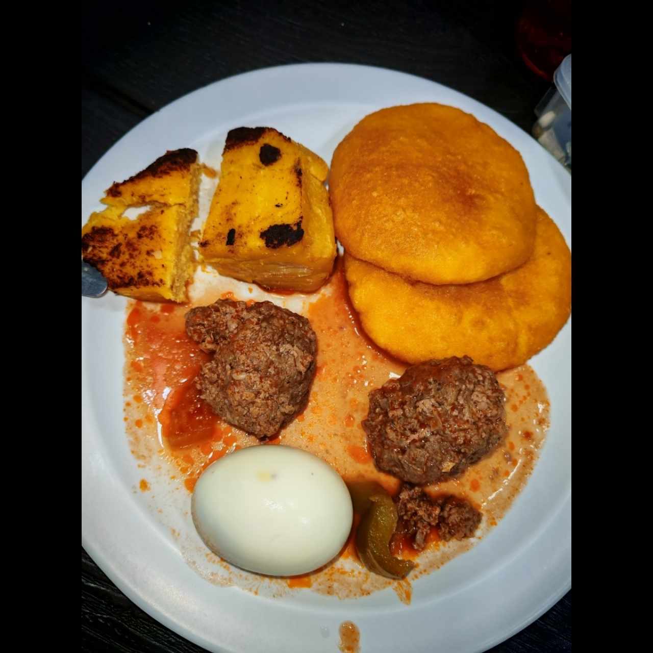 Bolita de carne guisada, huevo hervido, anillo y tortilla de maiz