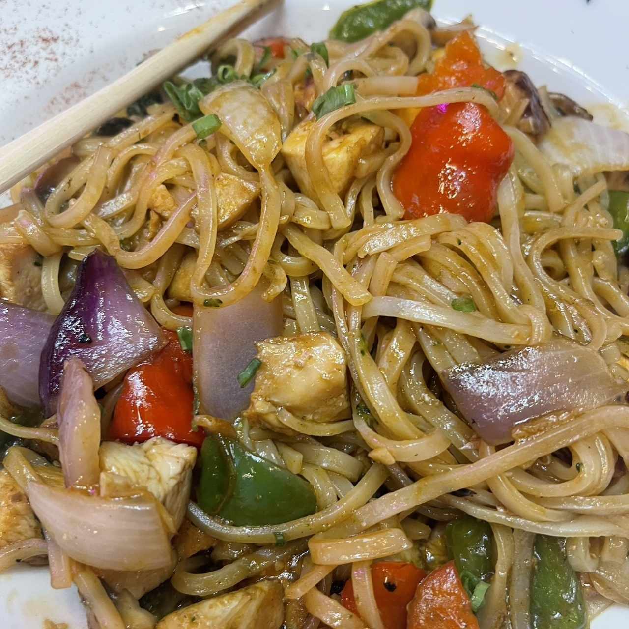 Pad Kee Mao de Pollo