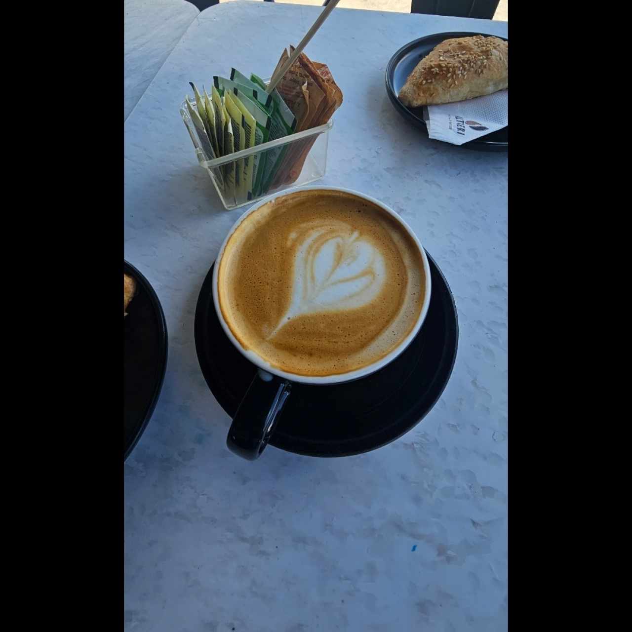 Capuchino y Empanada de Carne Desmechada