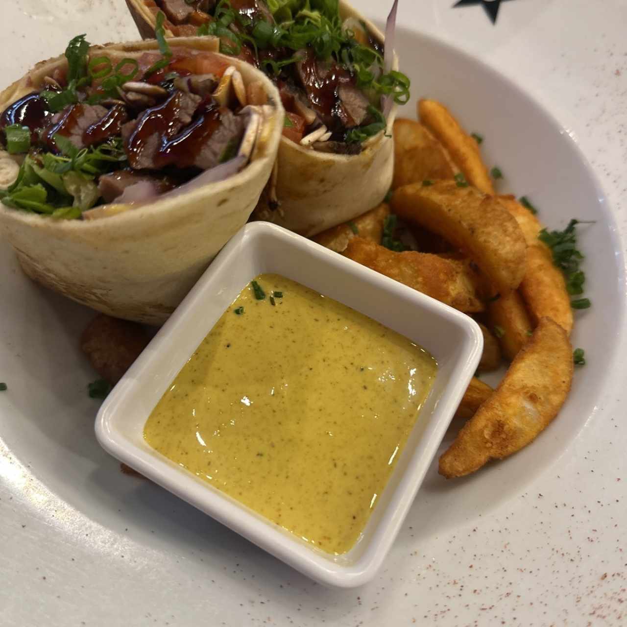 Wrap de Filetes de Res con Salsa de Curry