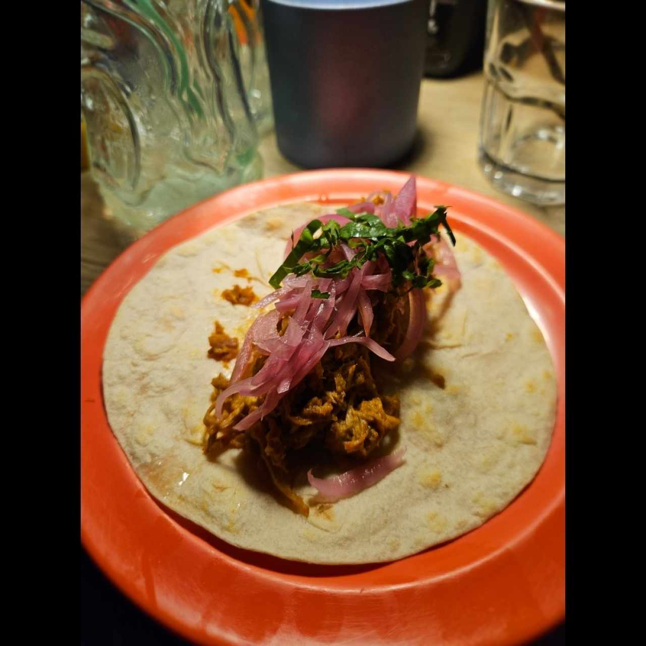 Taco de Carnitas de Cerdo con Cebolla encurtida y Cilantro