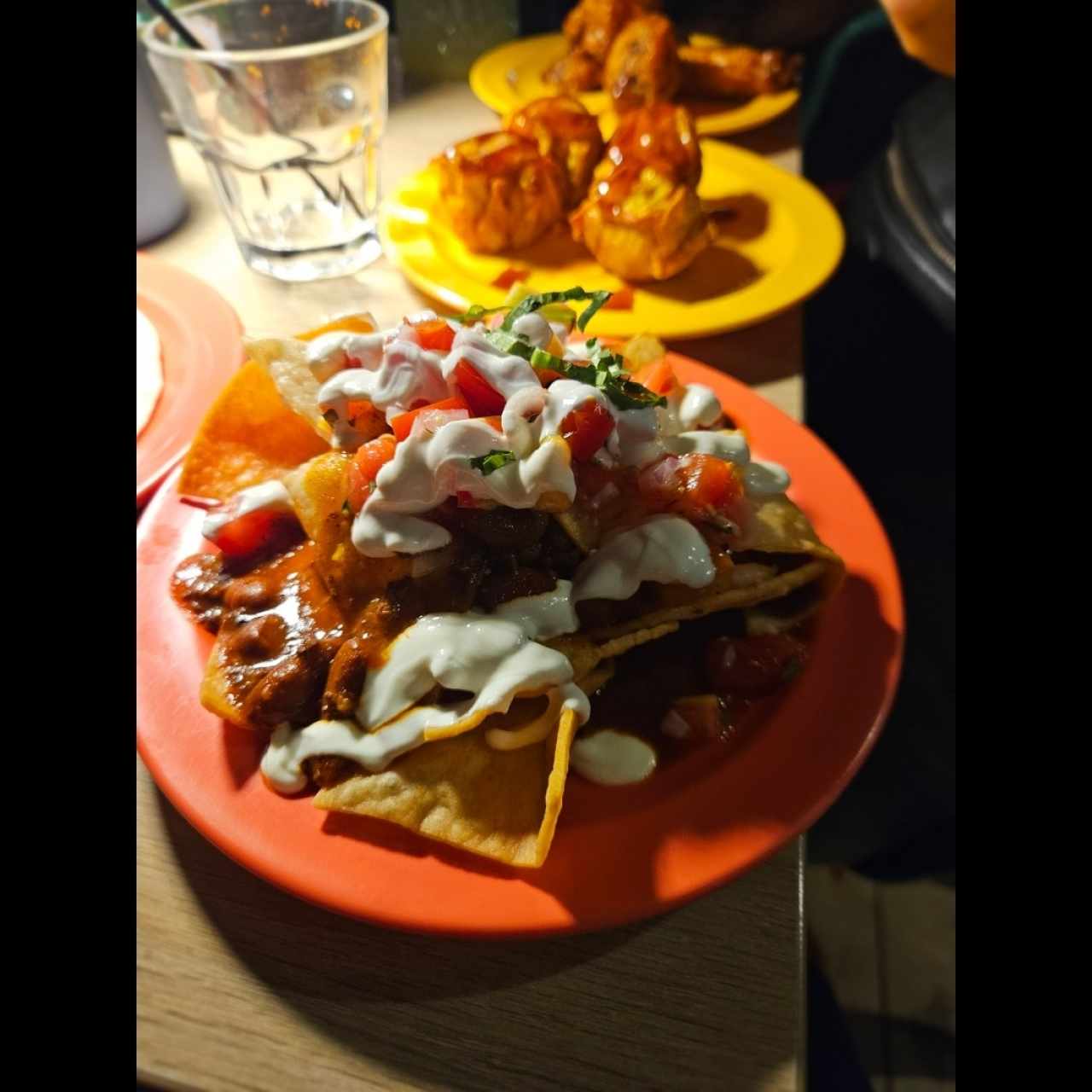 Nachos con chili con Carne,pico de gallo y crema agria