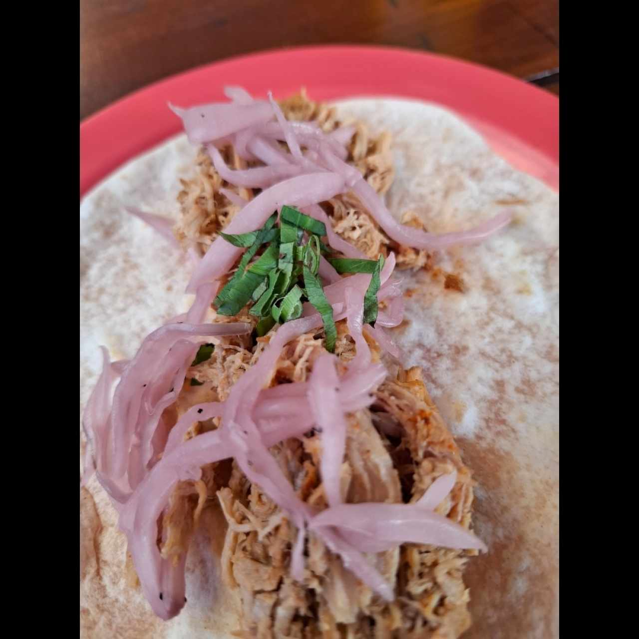 Taco de Carnitas de Cerdo con Cebolla encurtida y Cilantro