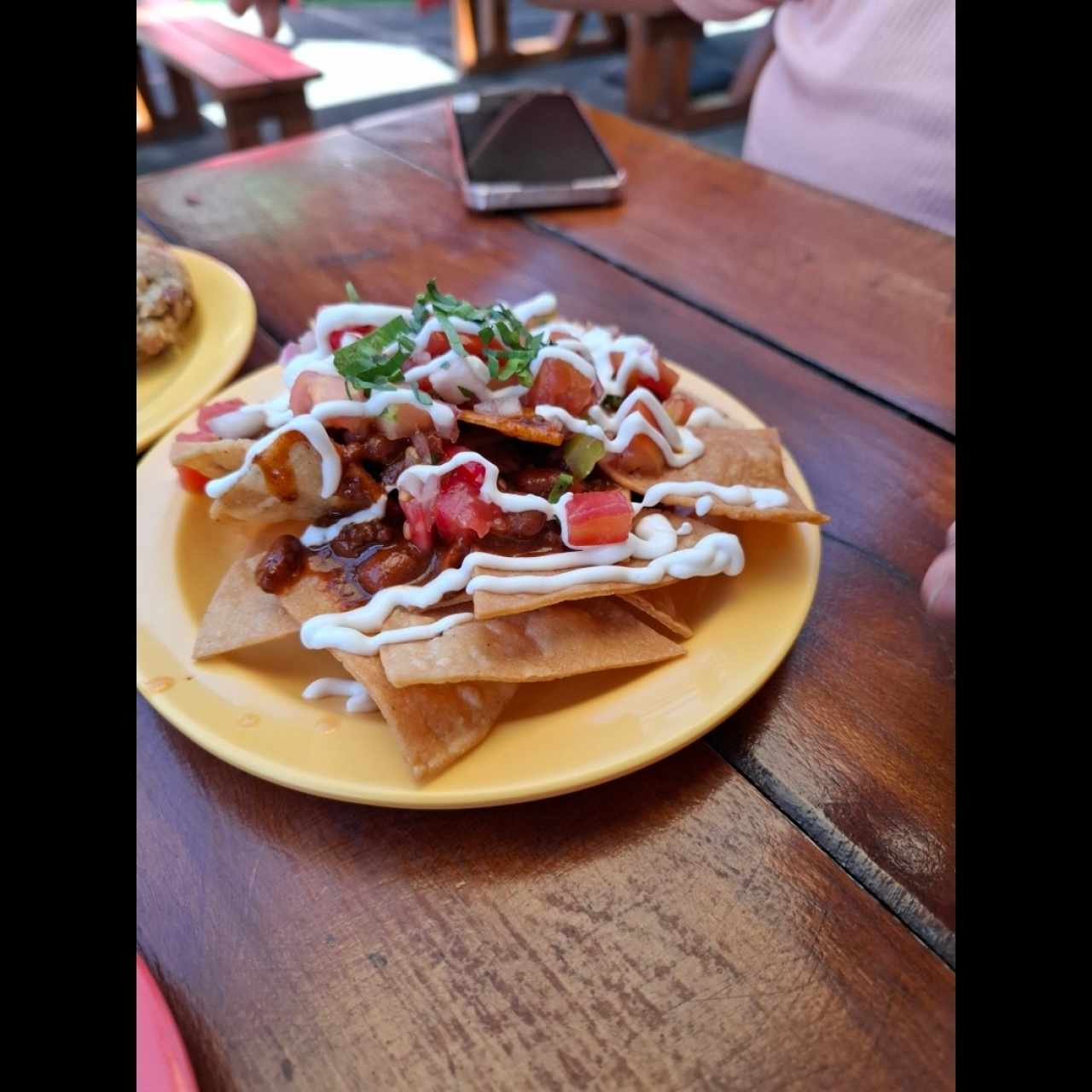 Nachos con chili con Carne,pico de gallo y crema agria