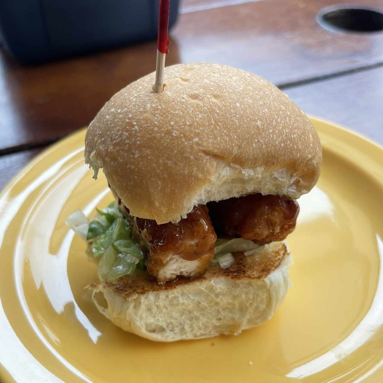 Sadwichito de Pollo frito con spicy BBQ,lechuga y Pepinillos