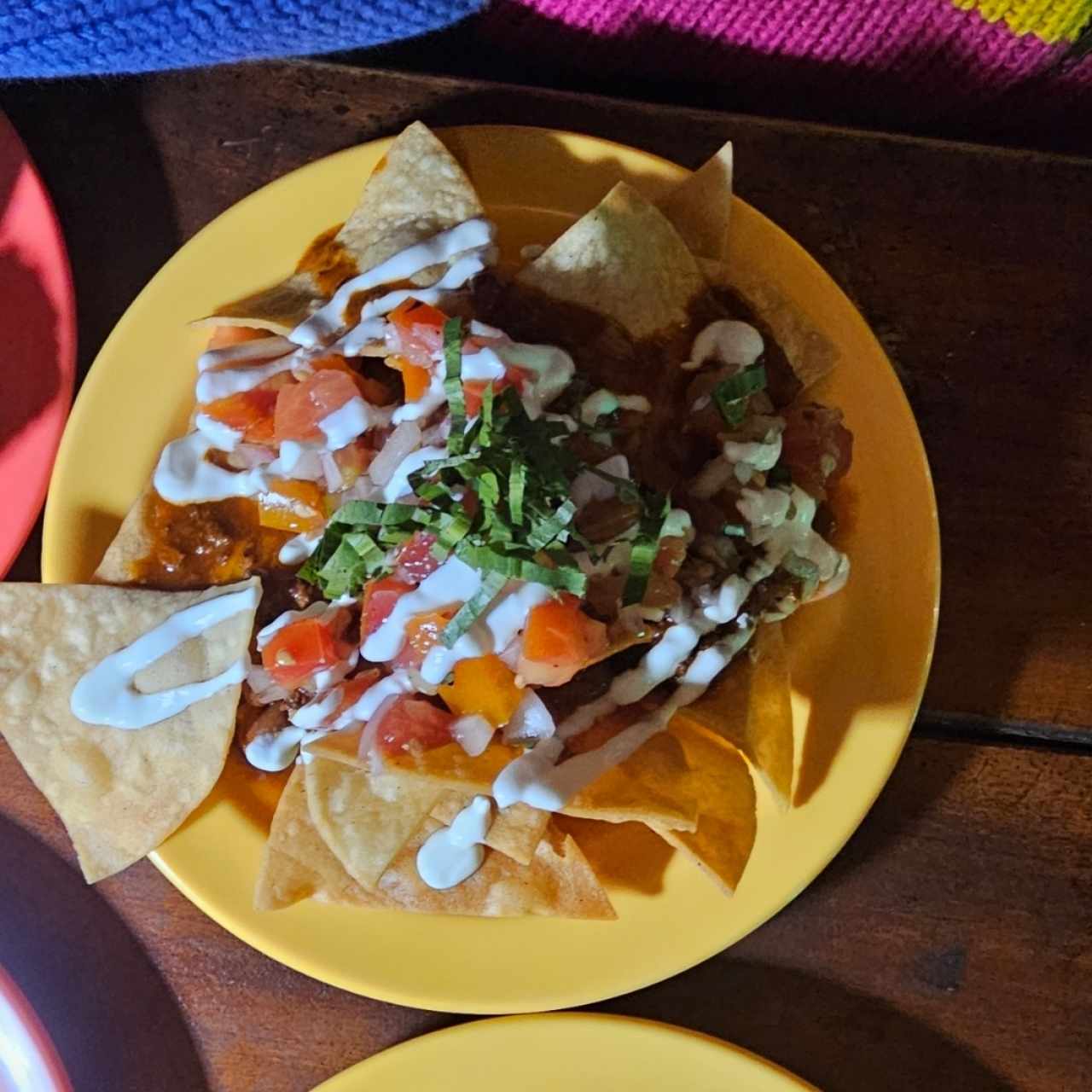 Nachos con chili con Carne,pico de gallo y crema agria