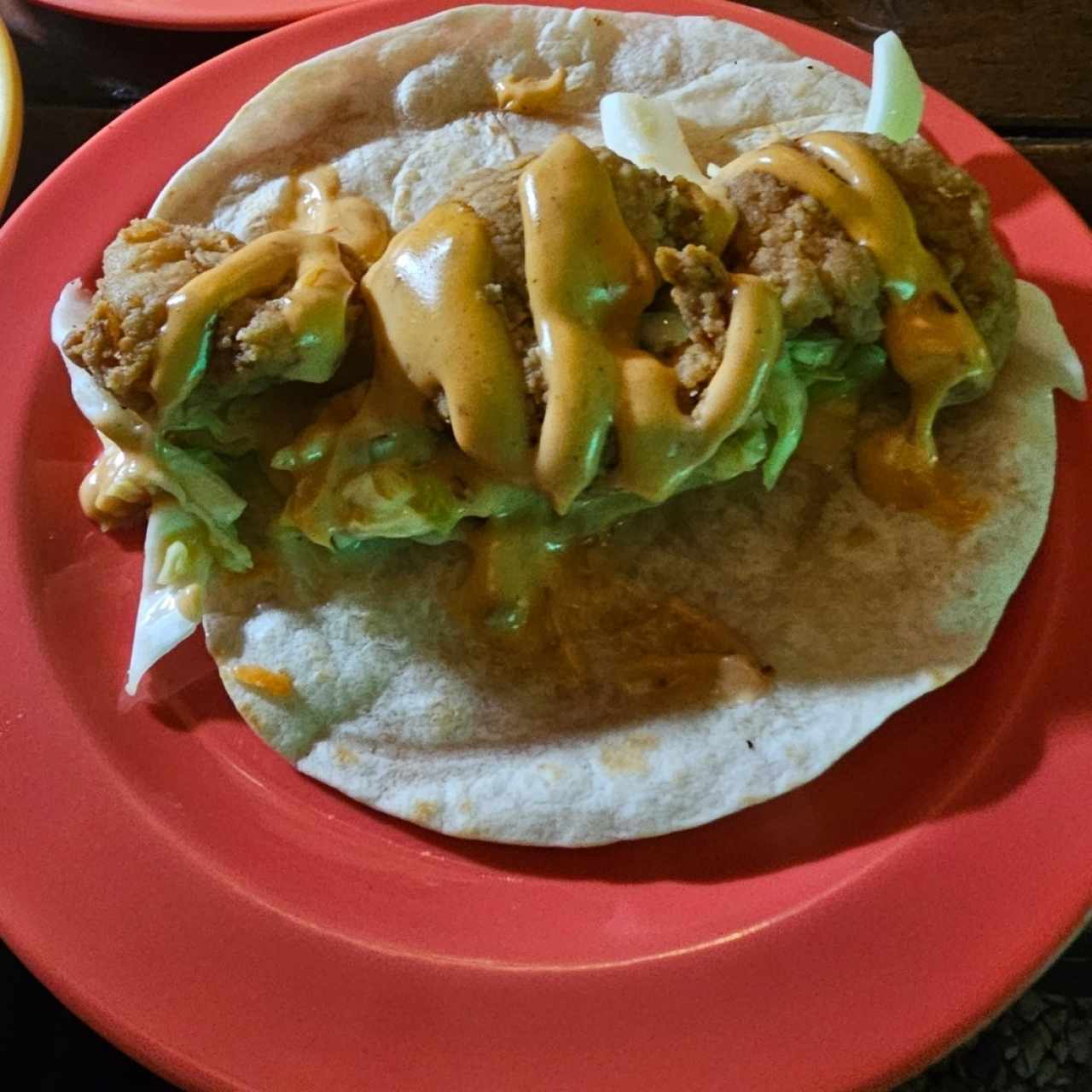 Taco de Camaron capeado con cole slaw y mayonesa de chipotle