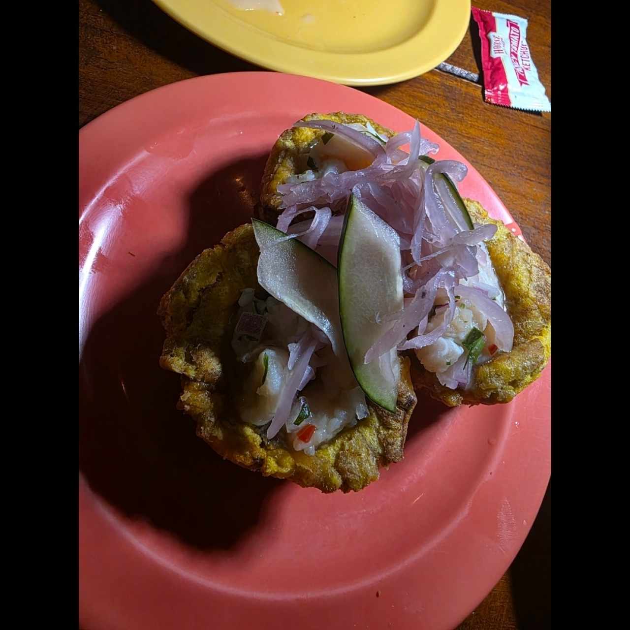 Tostada de Ceviche de pescado con pepino y cebolla encurtida