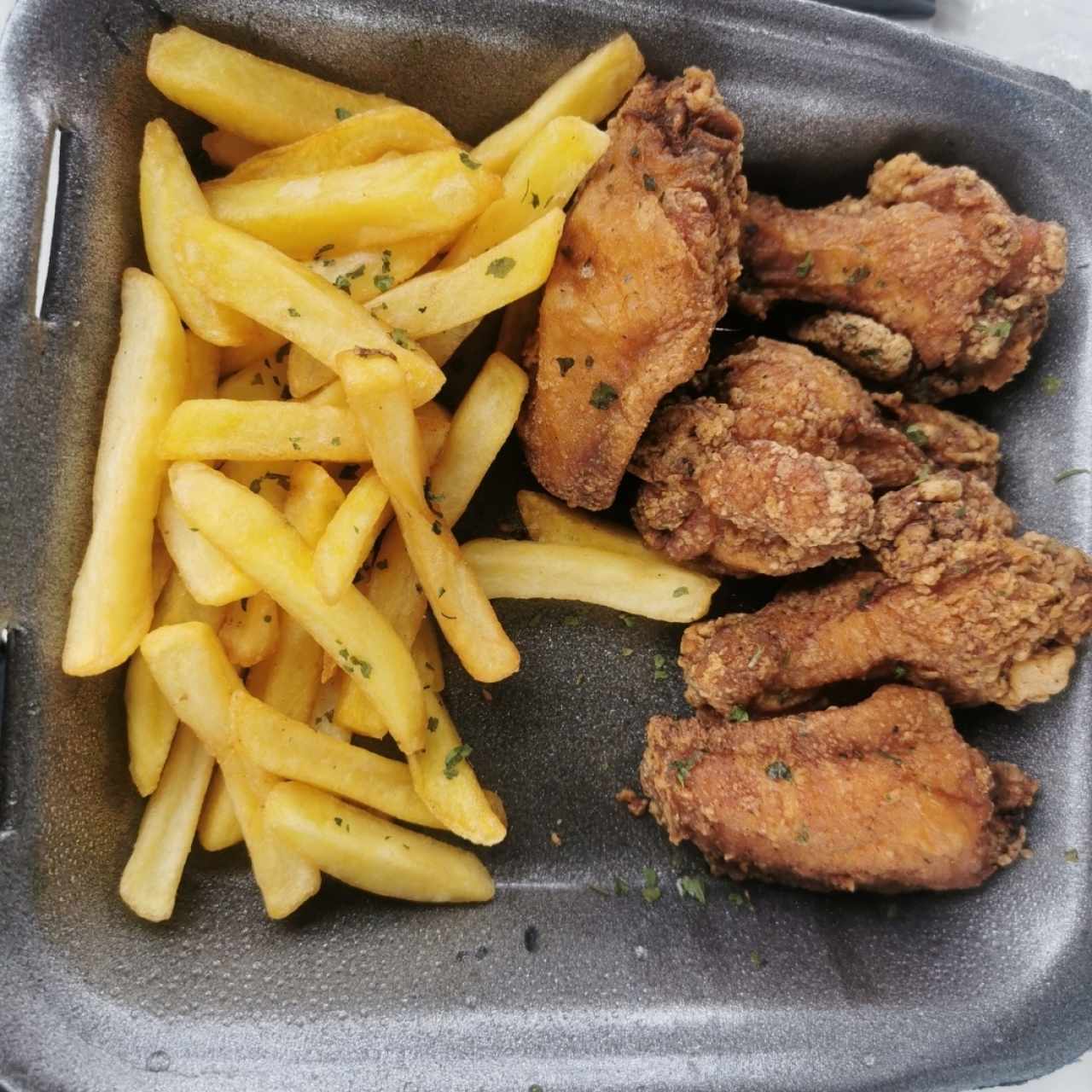 Alitas con papas fritas 