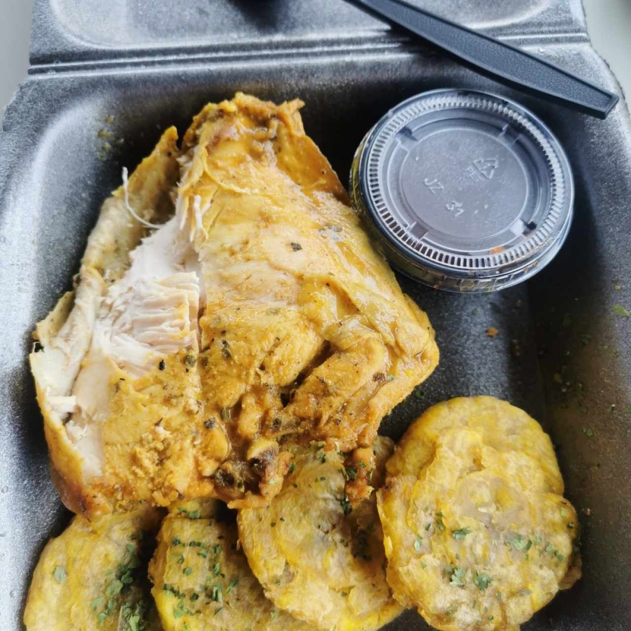 Pollo guisado con patacones 