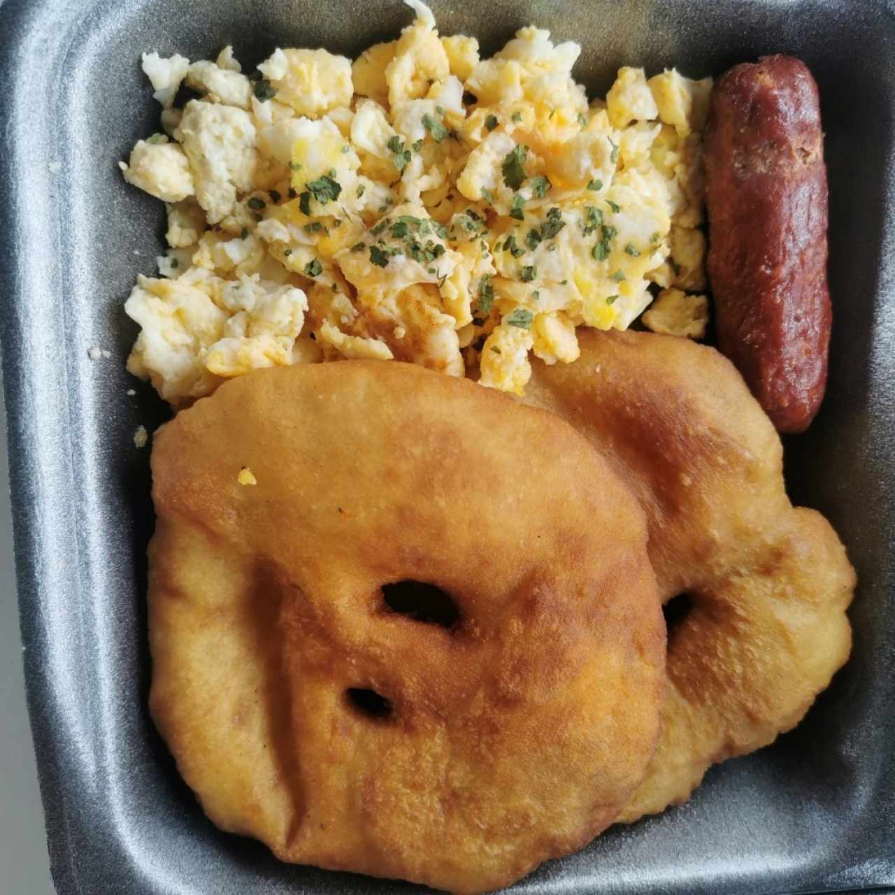 Huevos revueltos, chorizo y hojaldres