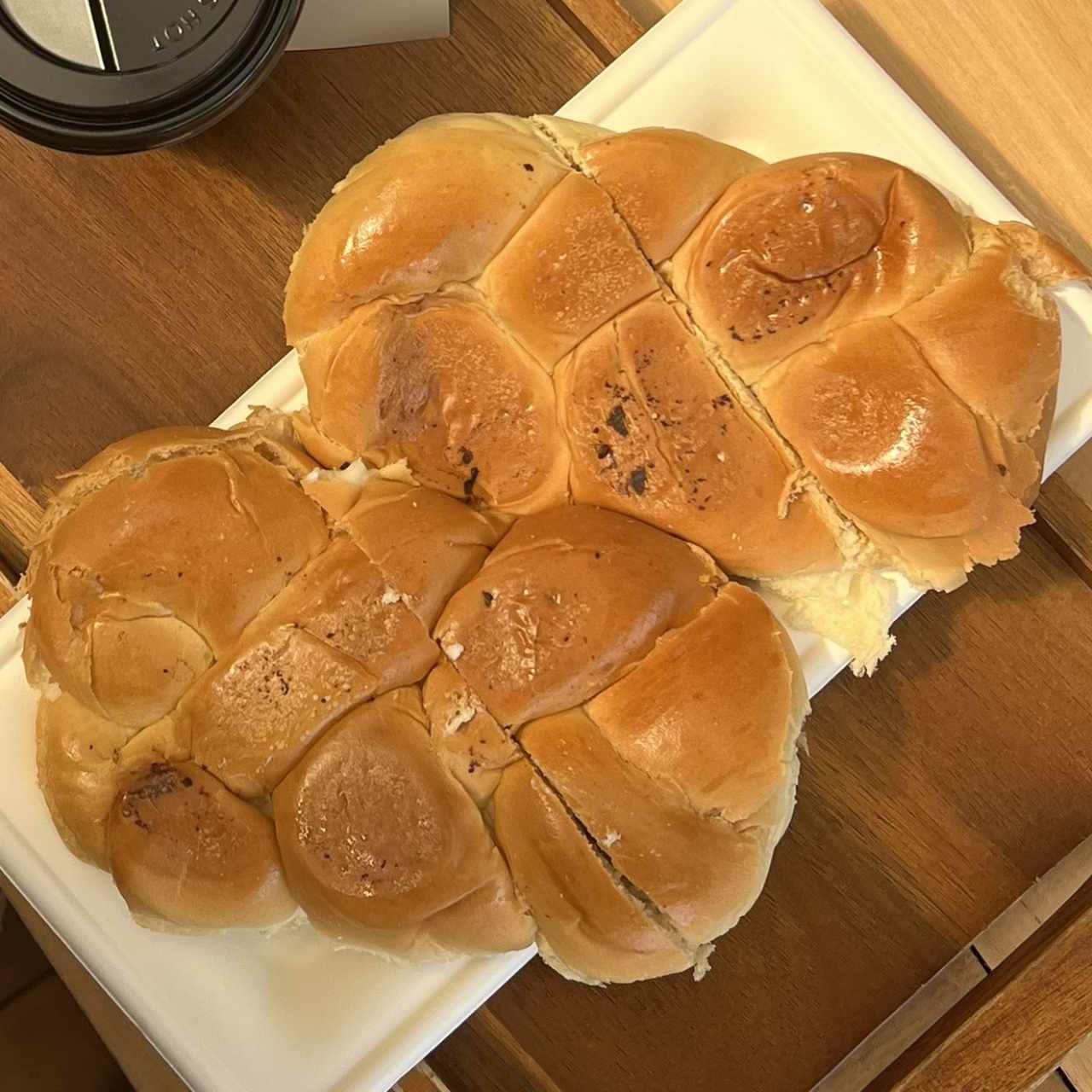 Pan con queso blanco derretido