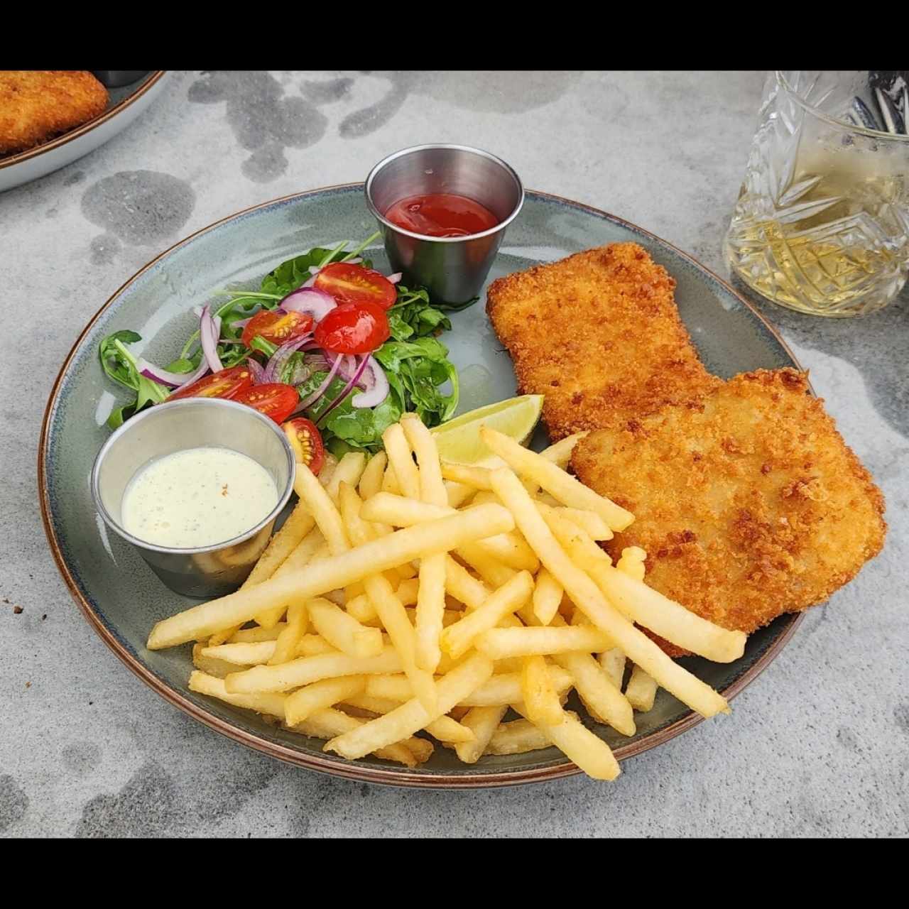 Pescado apanado con papas.