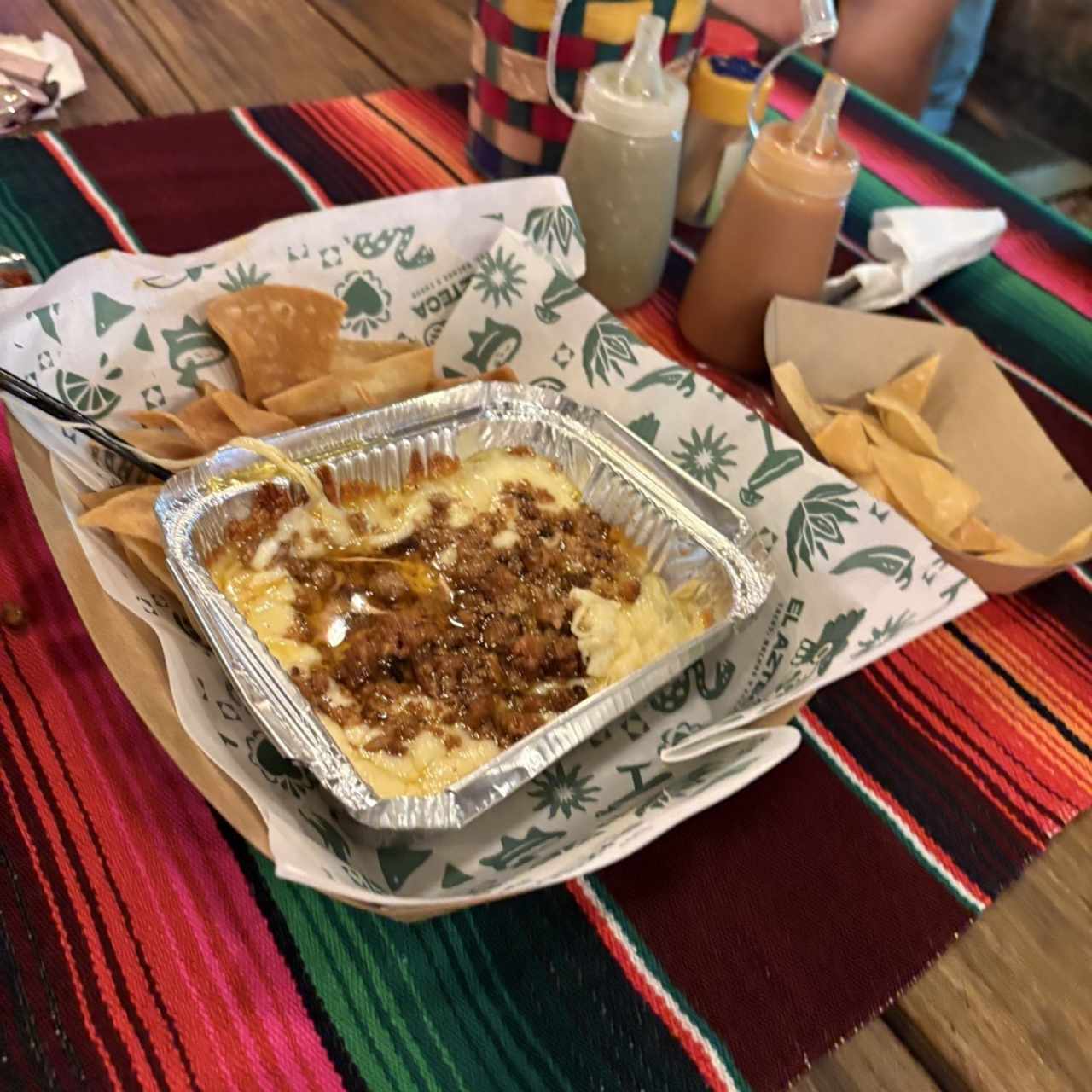 Queso fundido con chorizos 