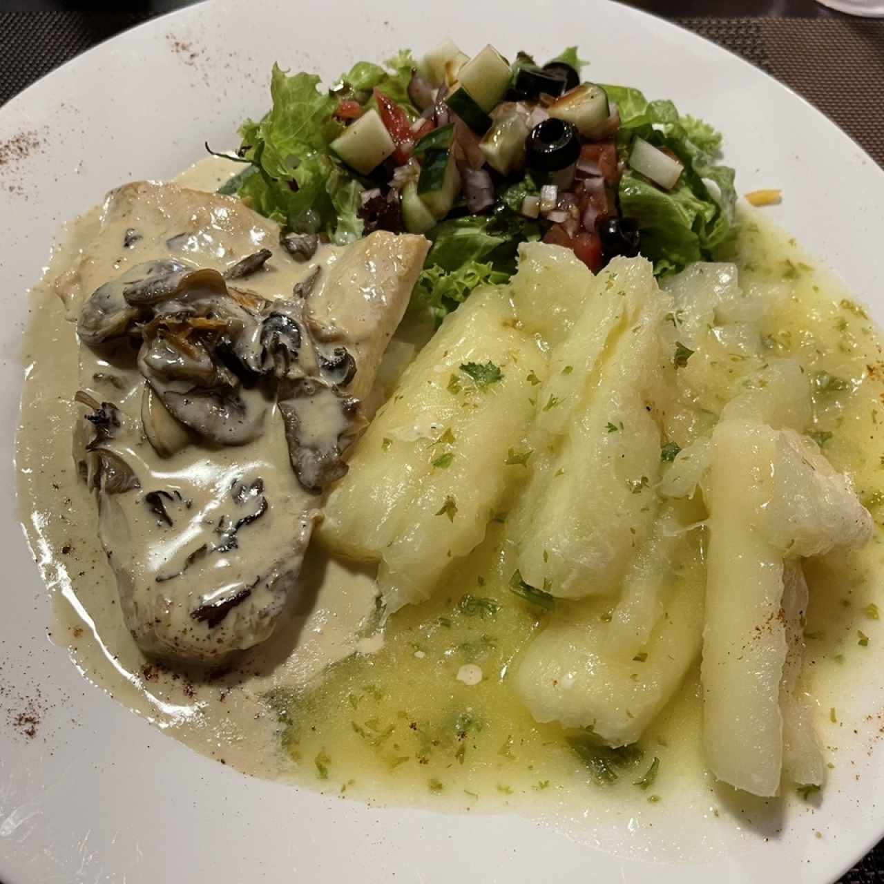 Filete de pescado en salsa de hongos 