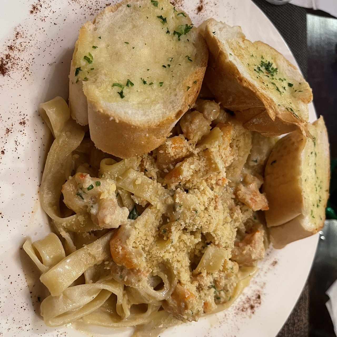 Fettucini con camarones en salsa blanca