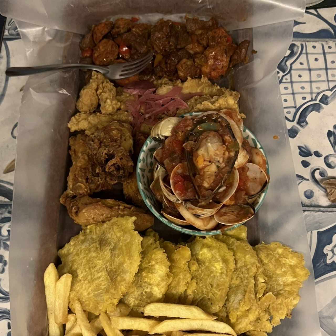 Alitas, Chorizo Pableño,ceviche frito,corte de carne,bowl de Marisco,Papas fritas y Patacones