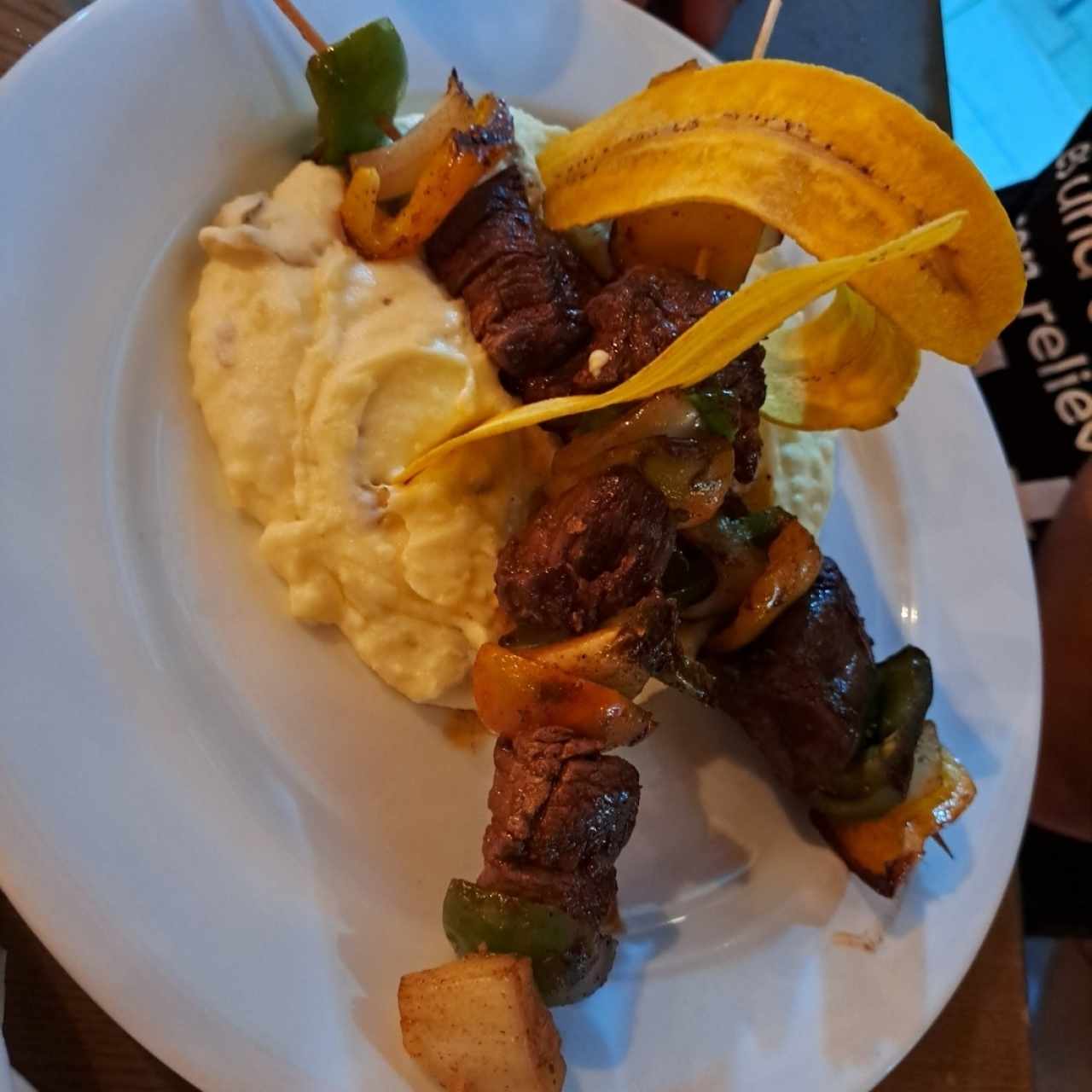brochetas de res con puré de papas rustico