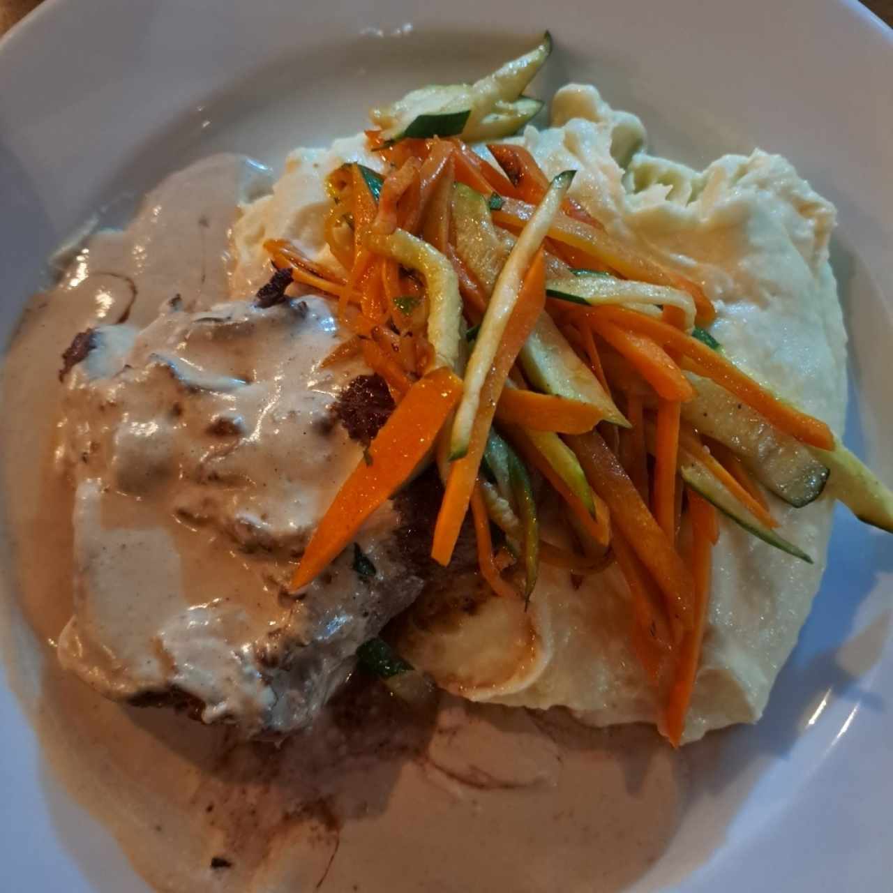 filete de res a la pimienta con puré y vegetales salteados