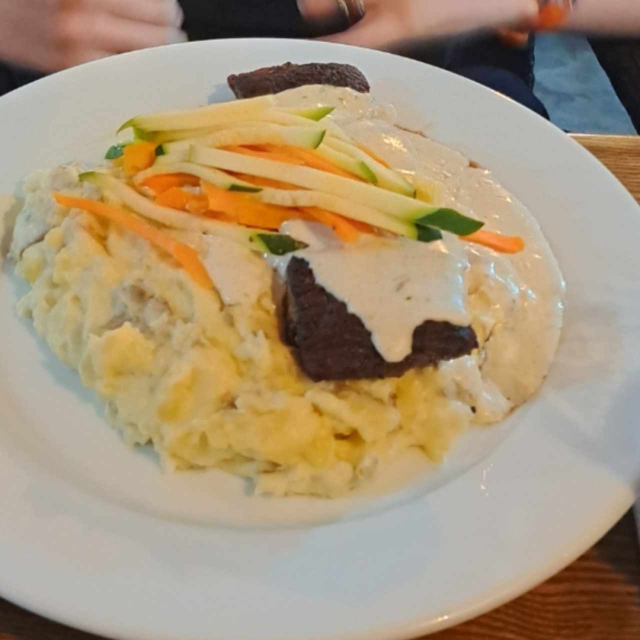 filete de res con puré y vegetales 