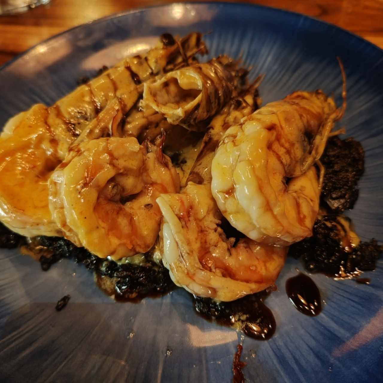 Langostinos al coco y concolon de arroz negro