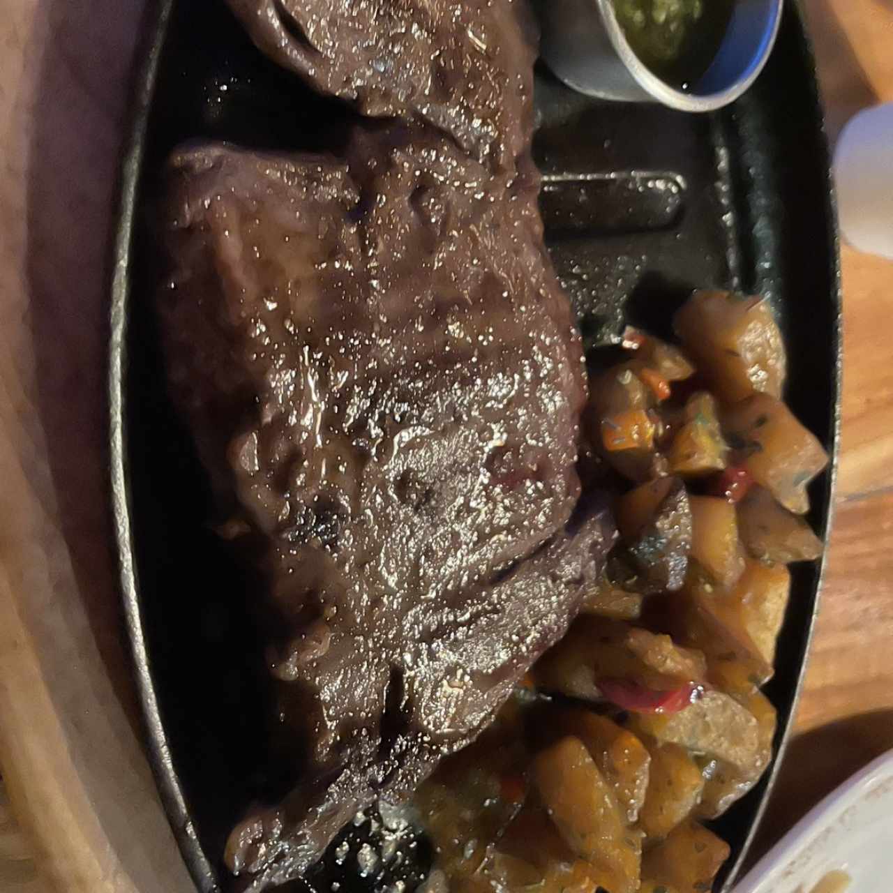 Entraña al Chimichurri con Papines al Romero