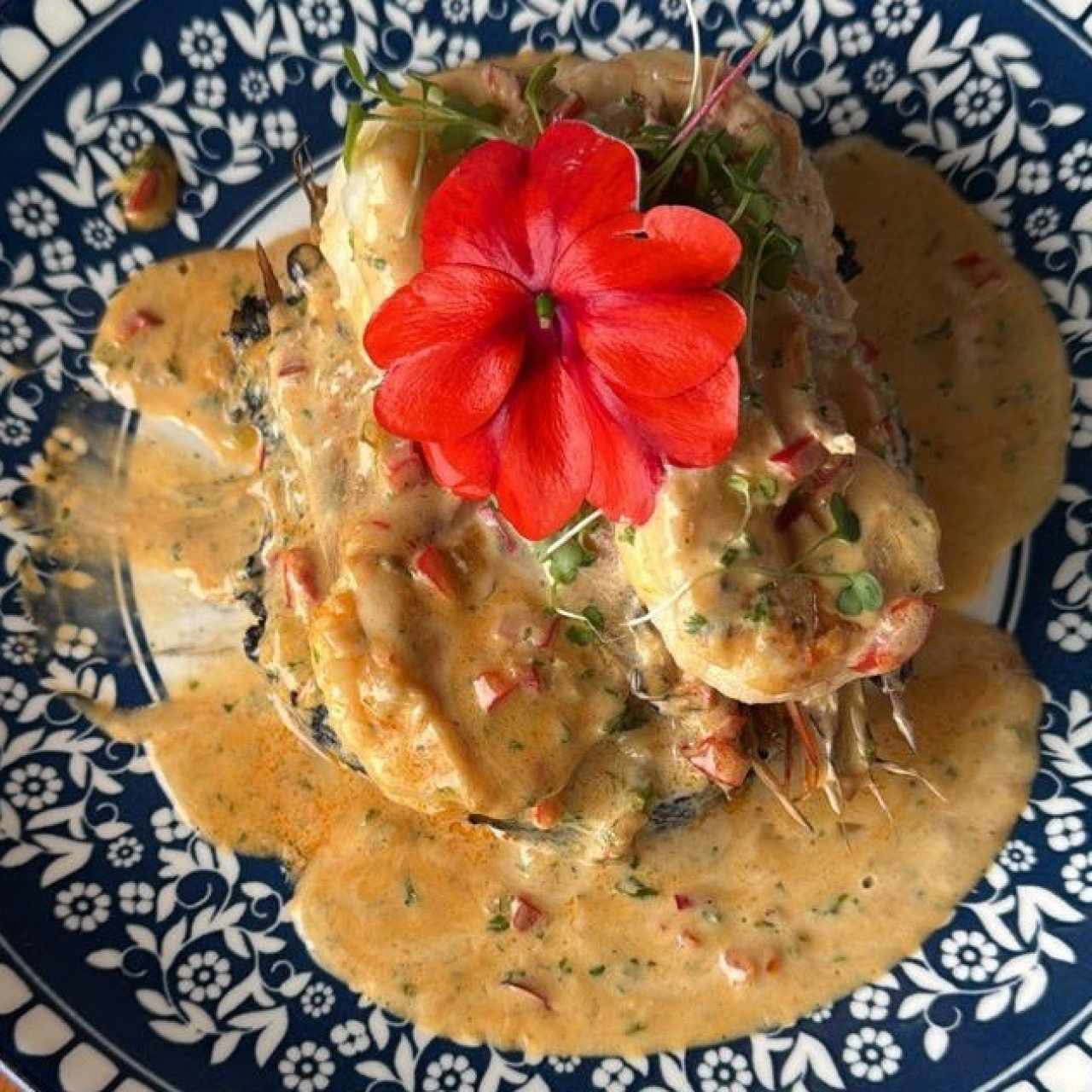 Langostinos al Coco y Sriracha con Arroz verde