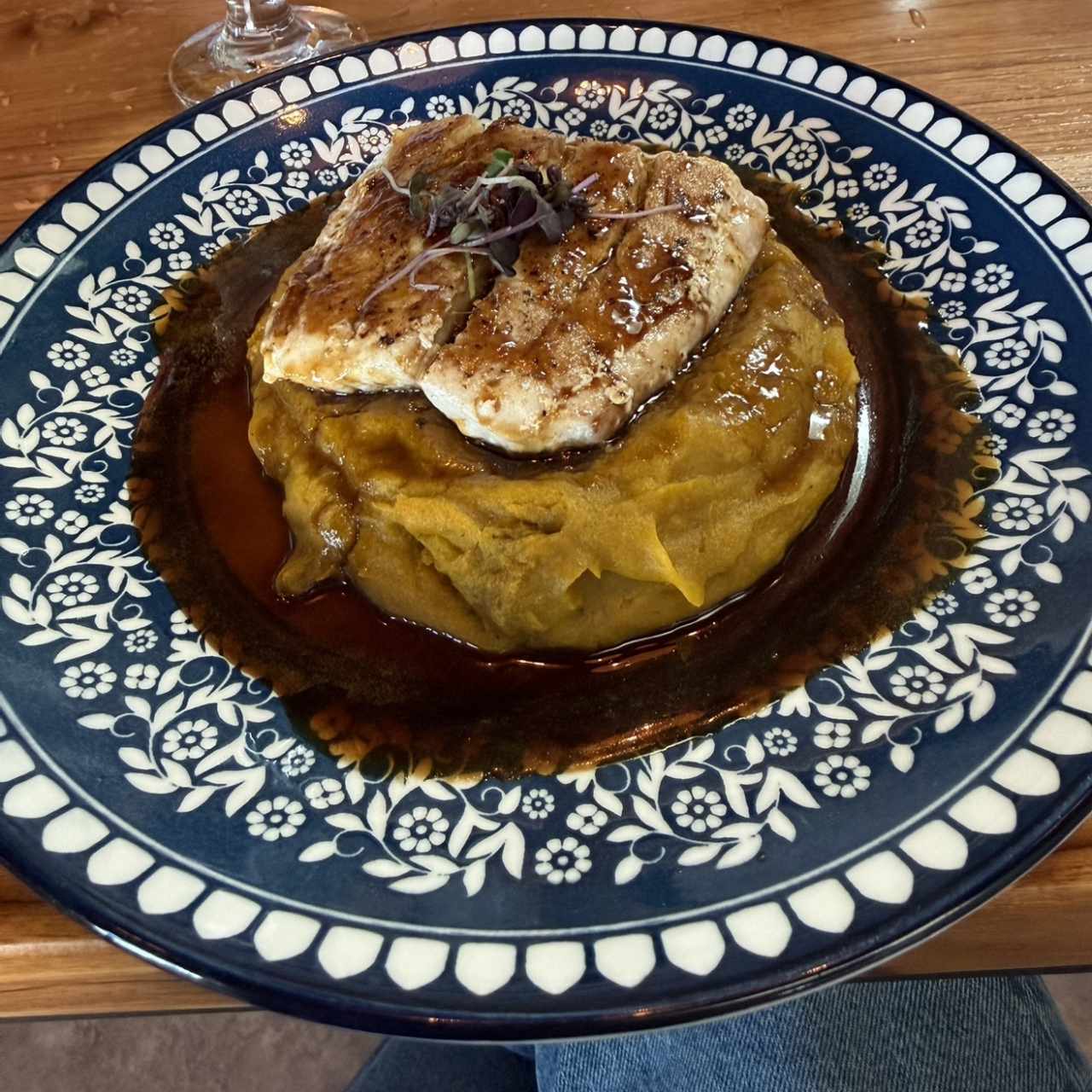 Filete de Róbalo en salsa de maracuyá y puré de Zapallo