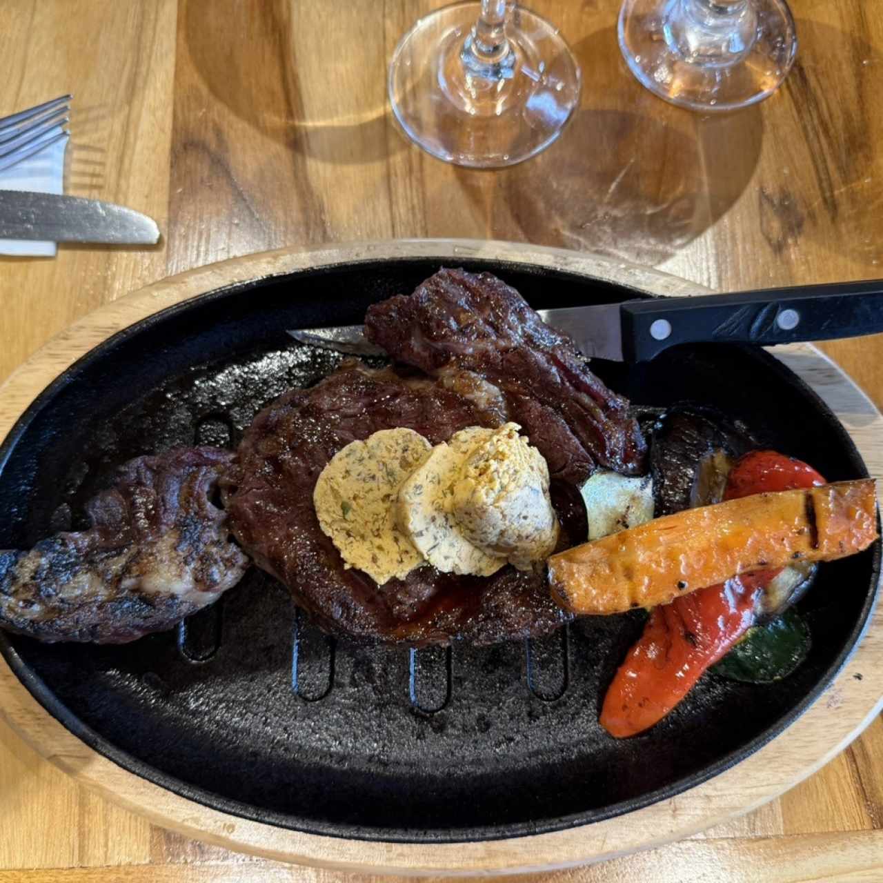 Ribeye con finas hierbas y mantequilla