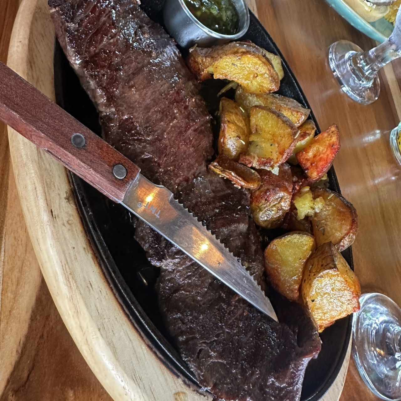 Entraña al Chimichurri con Papines al Romero