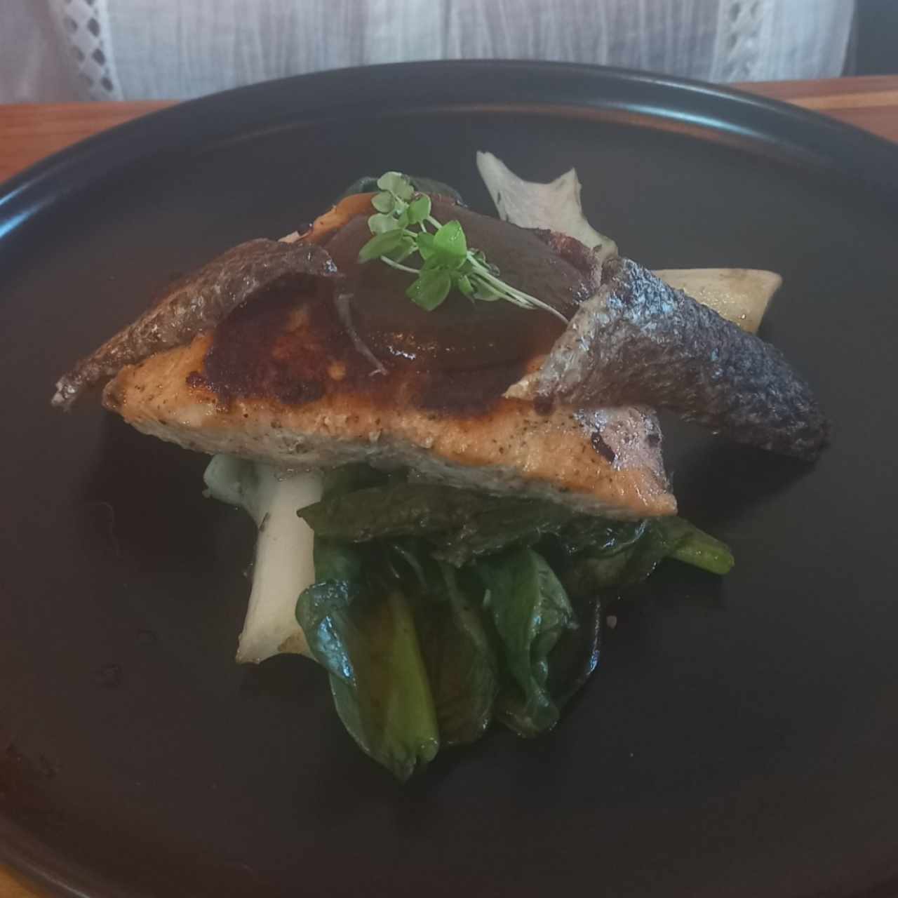Salmón En salsa de Pera