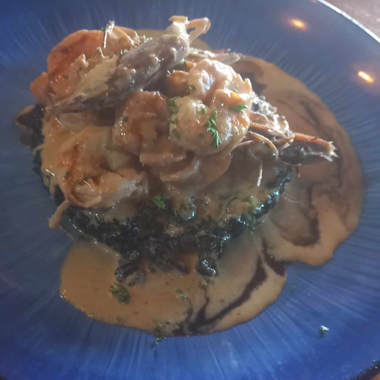 Langostinos al Coco y Sriracha con concolón de arroz negro