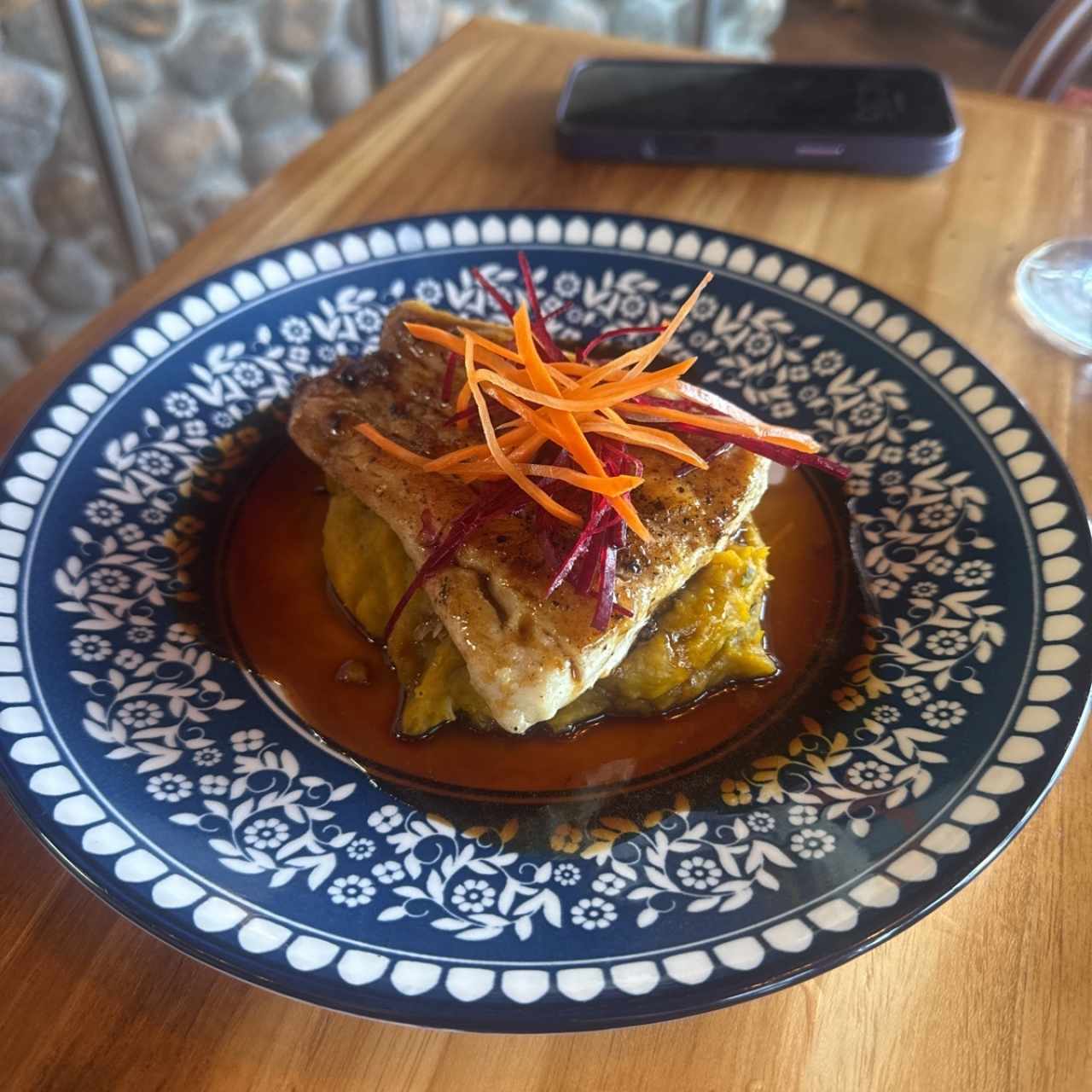 Filete de Róbalo en salsa de maracuyá y puré de Zapallo