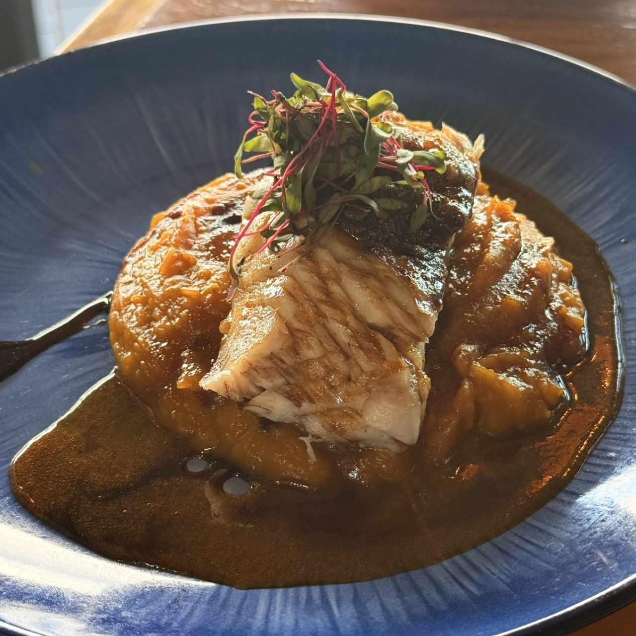 Filete de Róbalo en salsa de maracuyá y puré de Zapallo