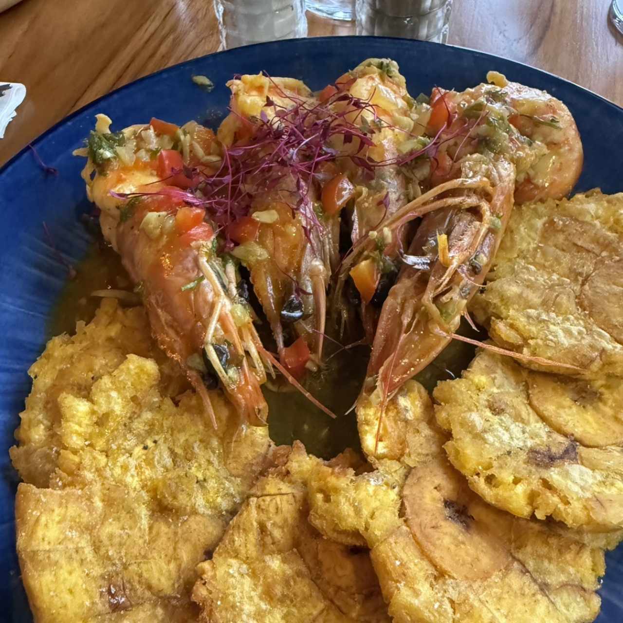 Langostinos al Coco y Sriracha con Arroz verde