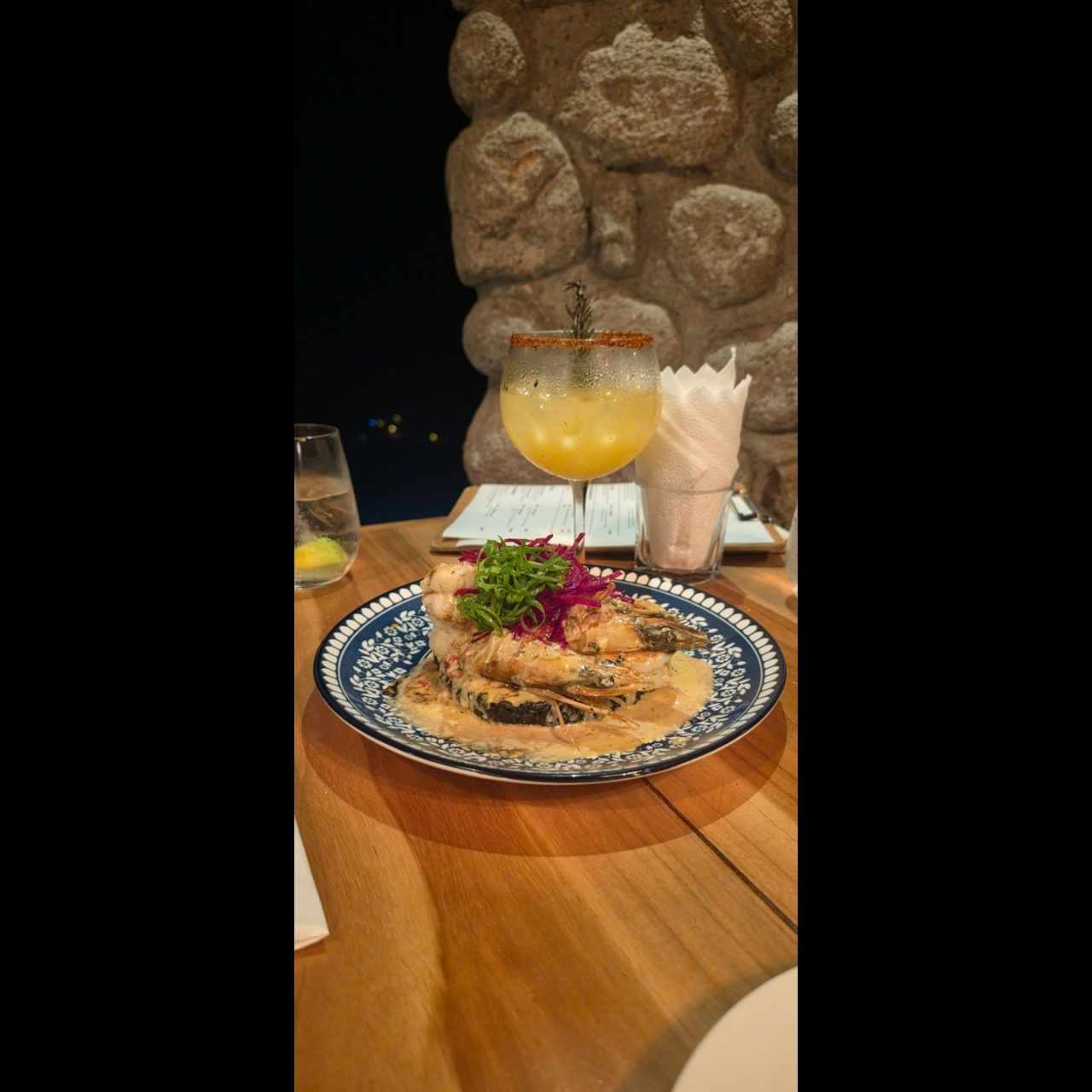 Langostinos al Coco y Sriracha con Arroz negro