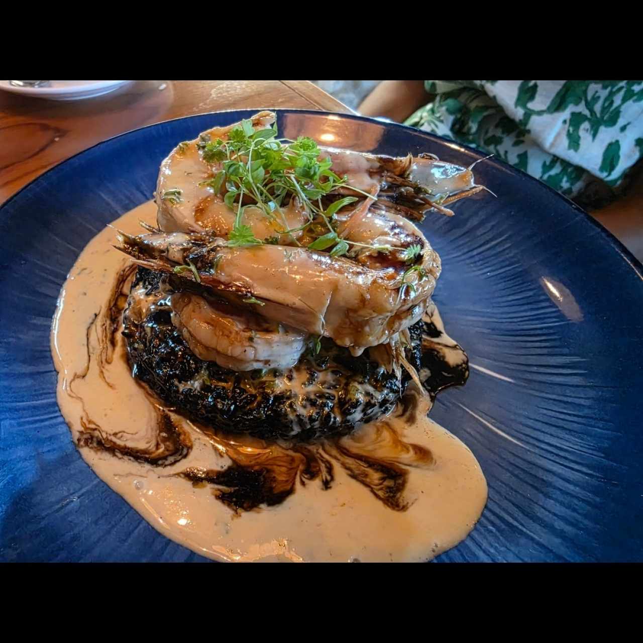 Langostinos al Coco y Sriracha con Arroz verde