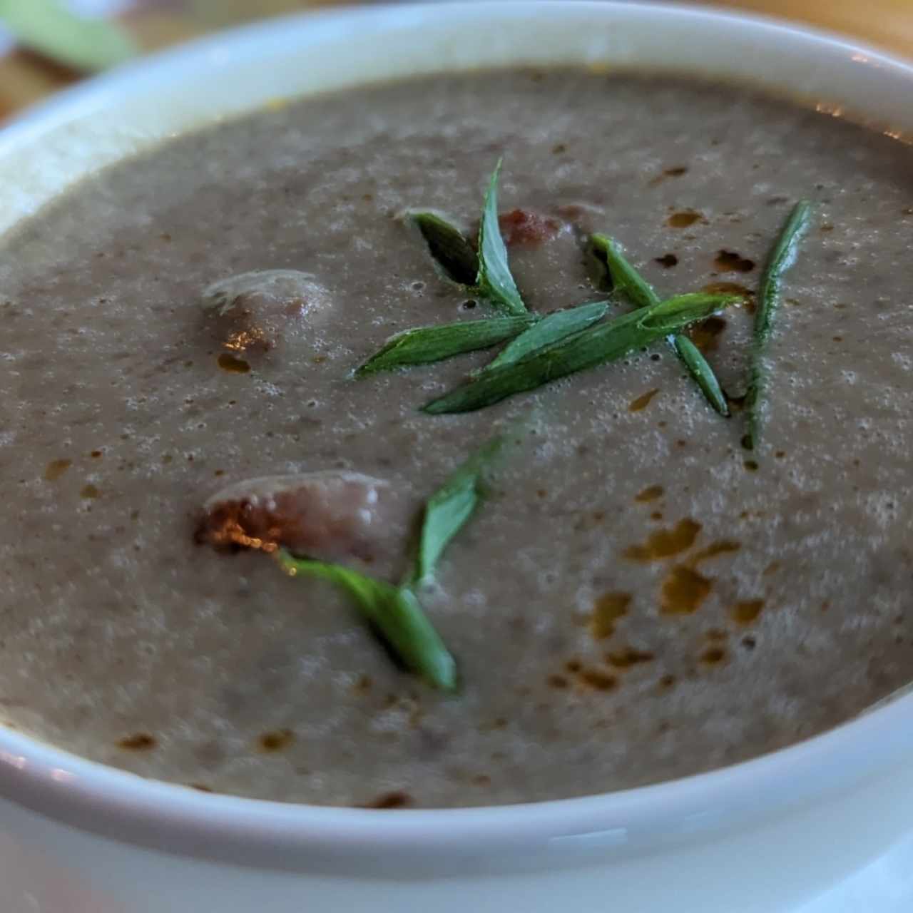Crema de lentejas con chorizo y camarones