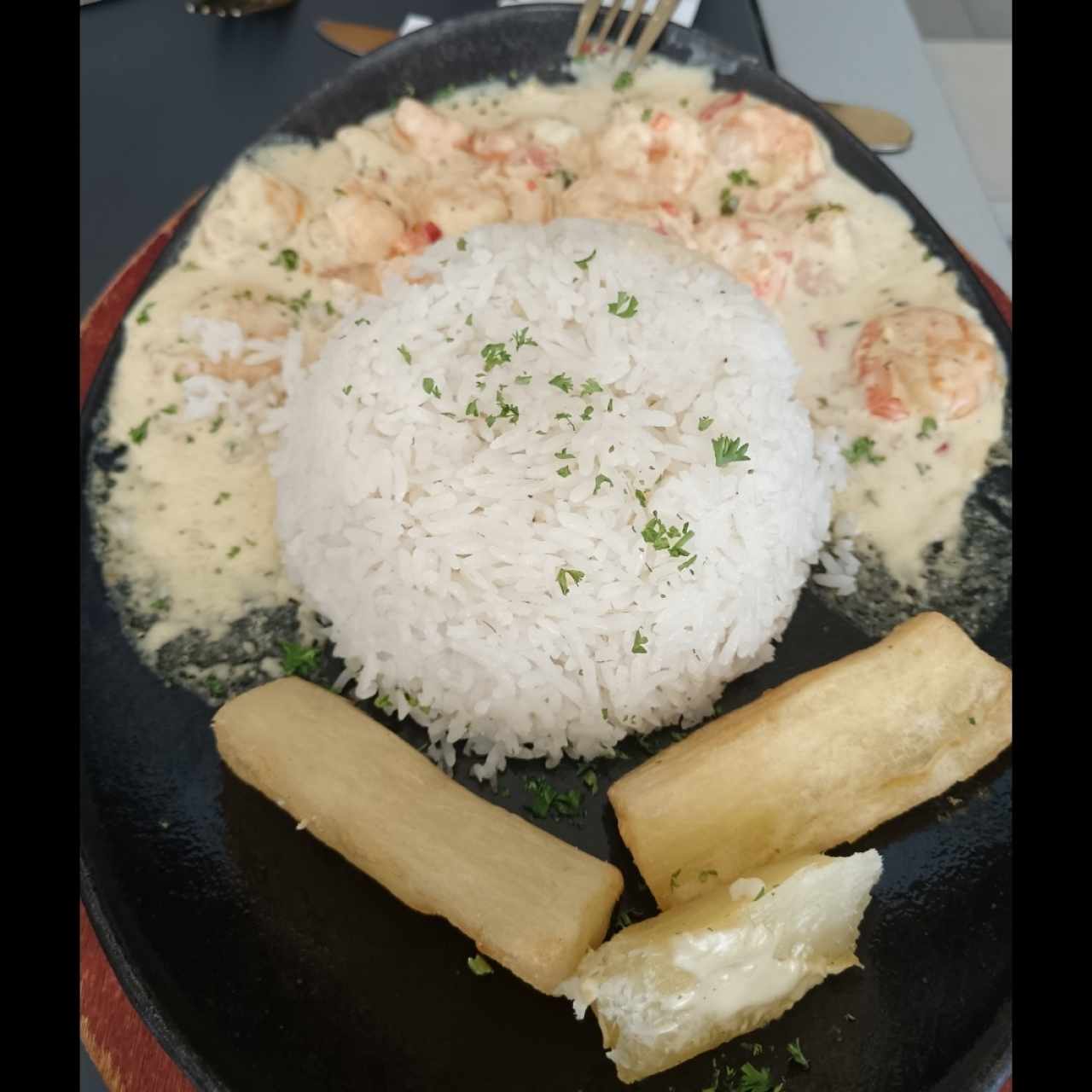 Camarones en salsa blanca con arroz y yuca frita