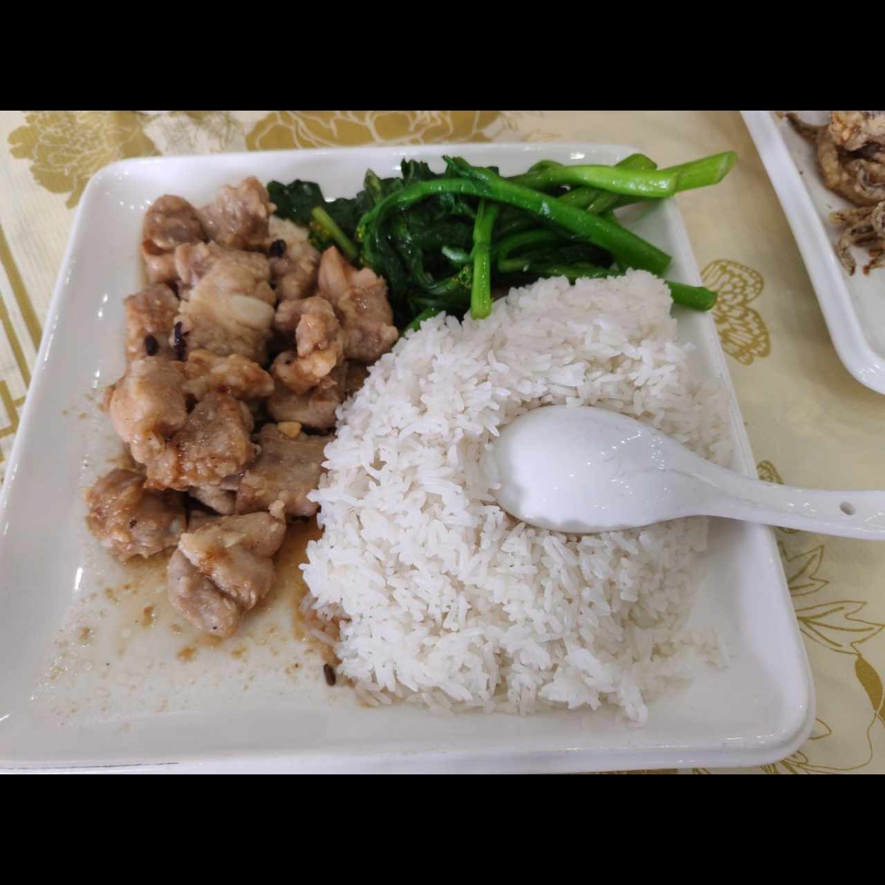 Comida completa con costillitas en salsa de frijoles negros
