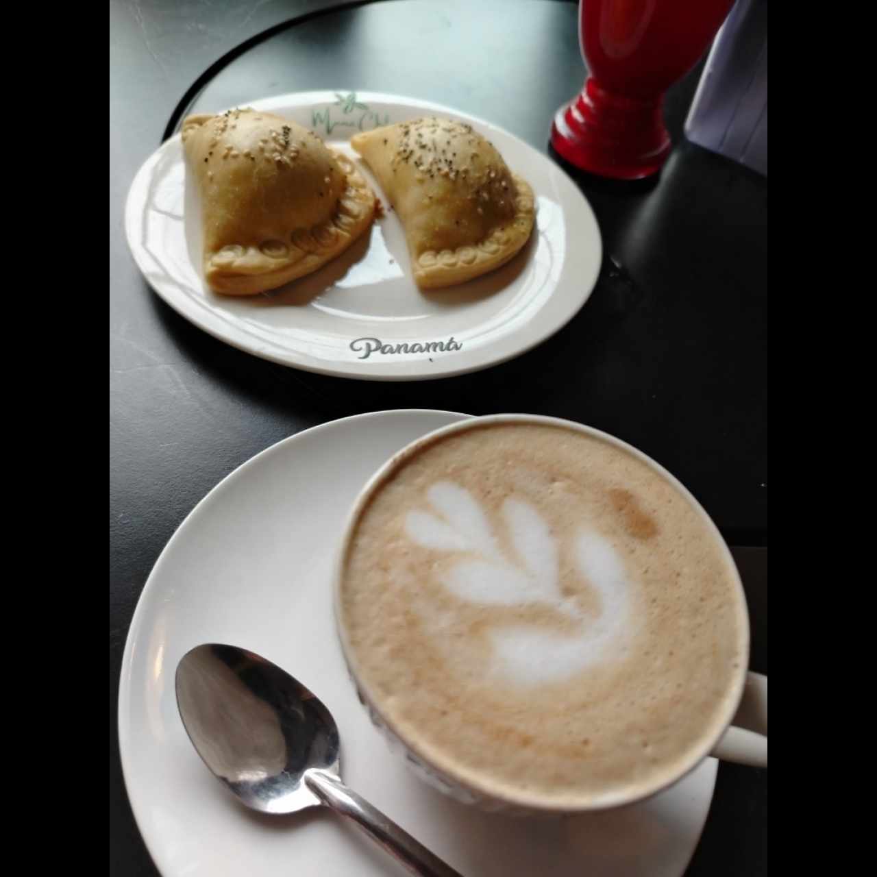 Empanadas de pollo y latte