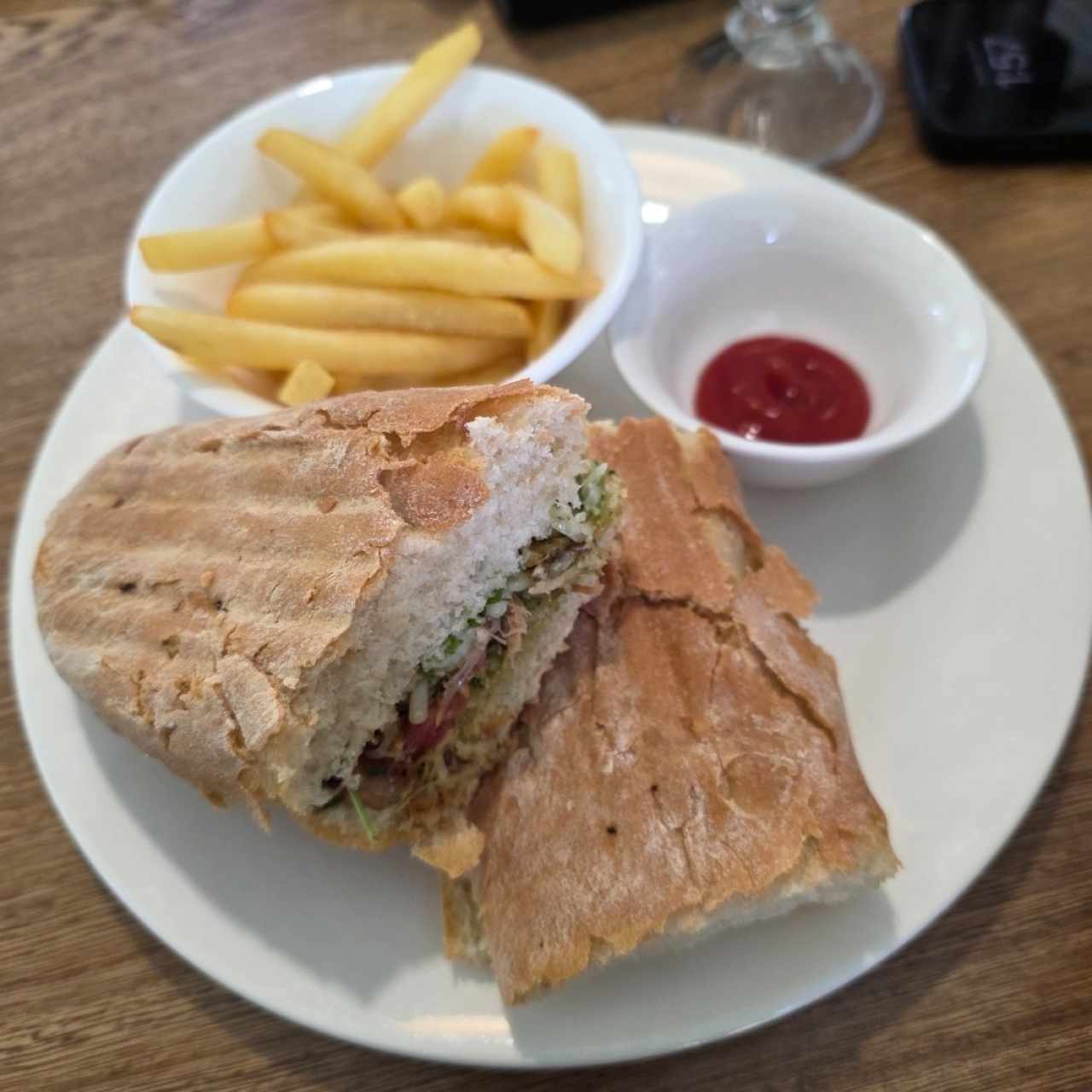 Emparedado de pollo pesto