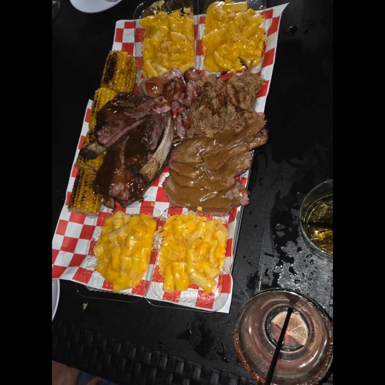 bandejas mixta costillas bbq, mac and cheese, pulled pork, maíz, carne ahumada
