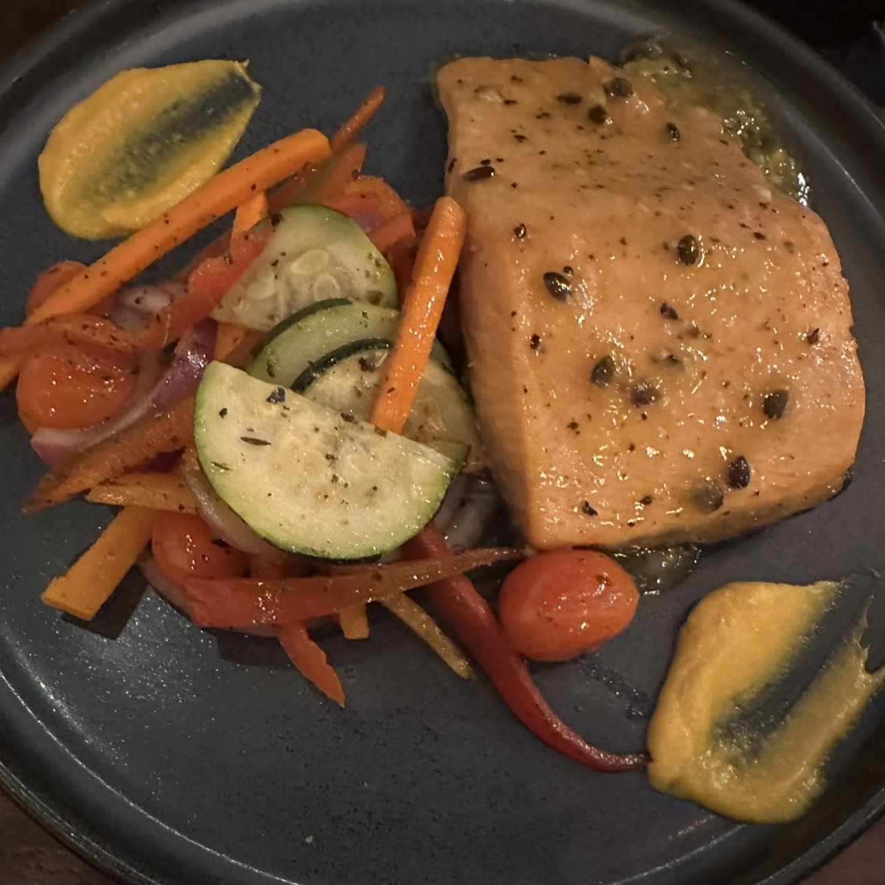 Filete de salmón en salsa maracuyá con vegetales 