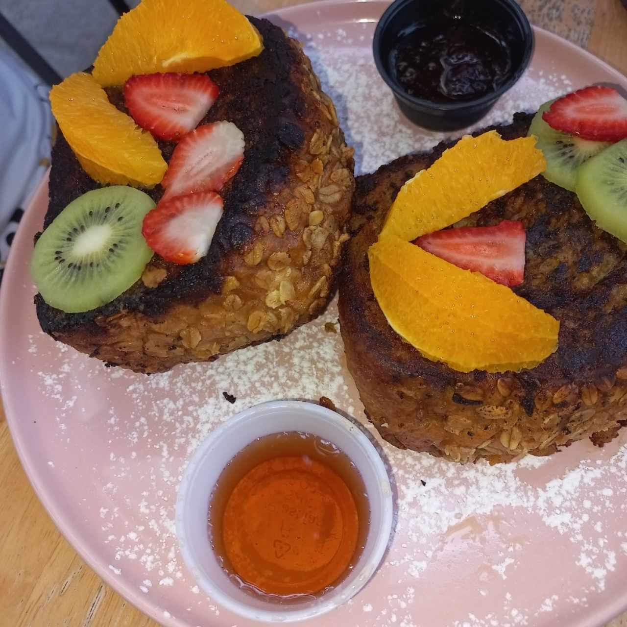 Desayuno con pan francés y frutas