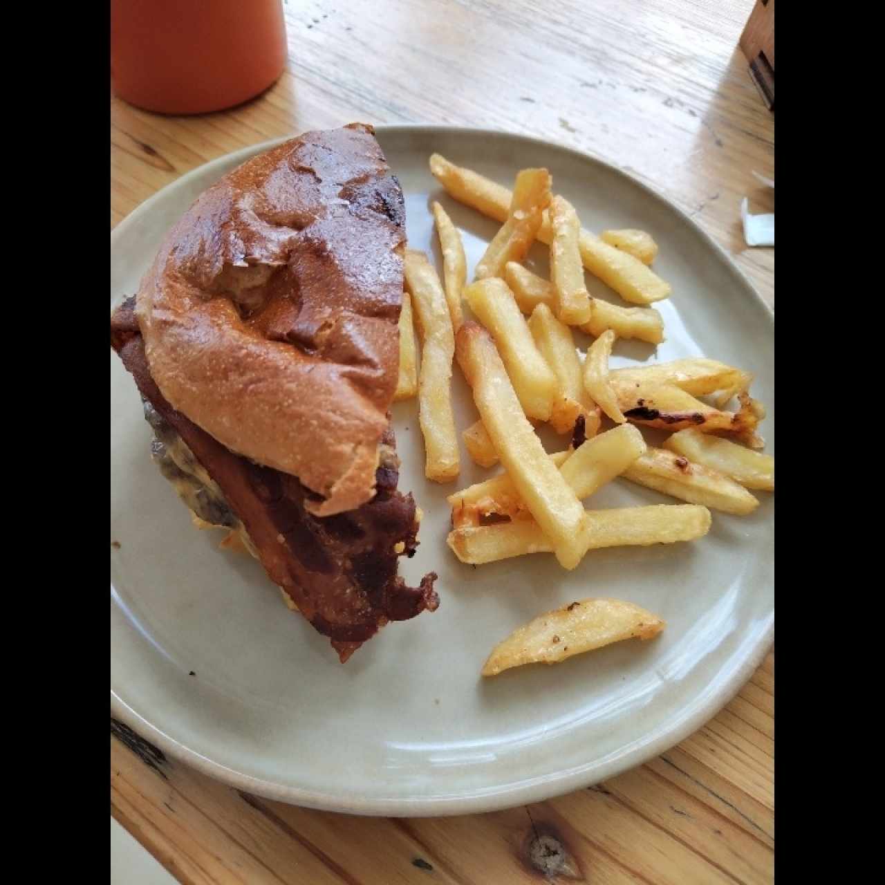 Hamburguesa y papas fritas