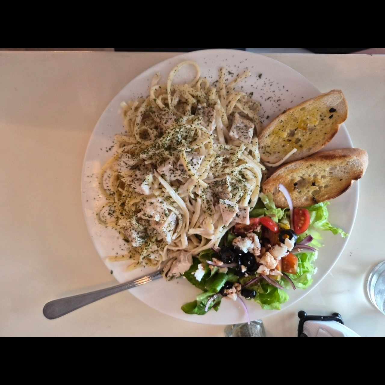 Pasta Alfredo con pan de ajo y ensalada del día